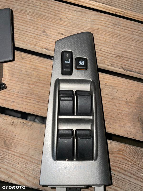 PANEL STEROWANIA SZYBAMI LEWY PRZÓD TOYOTA COROLLA E12 2001-2009