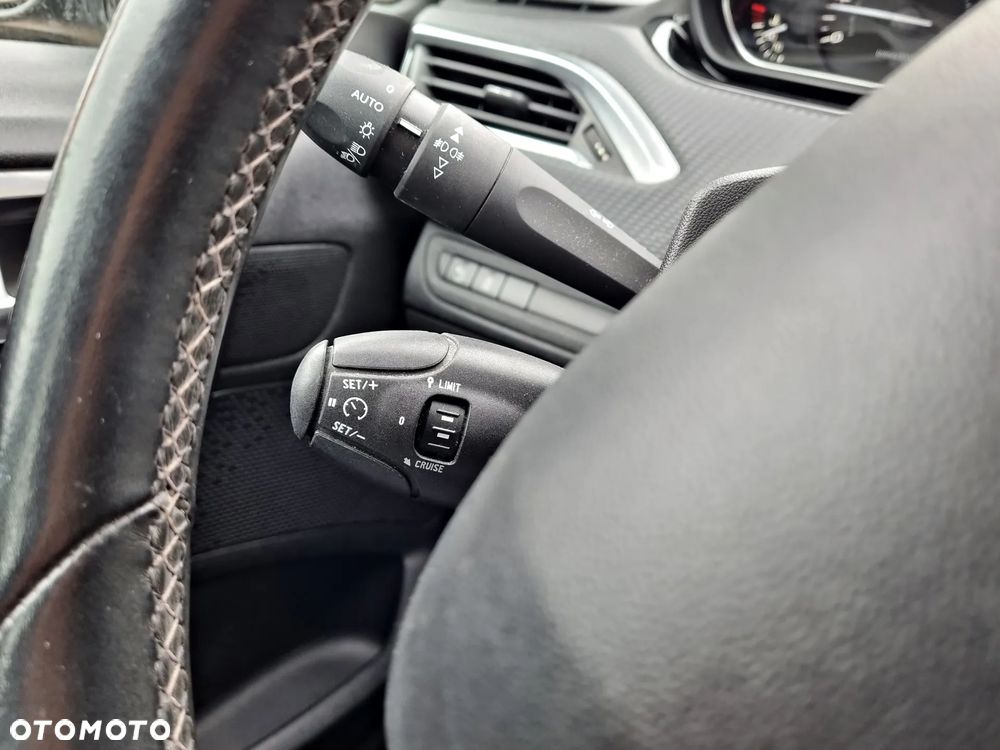 Peugeot 208 PureTech 82 Start & Stop Allure - 24