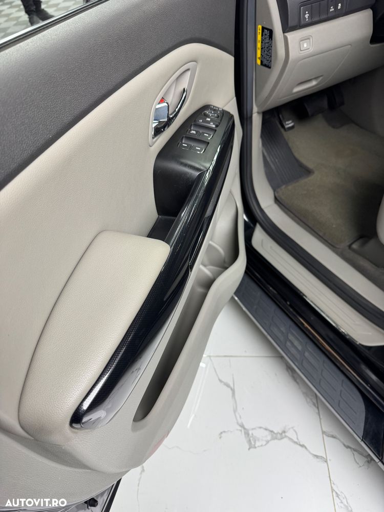 Kia Carnival - 11