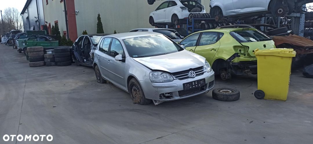 Gol V 5 1,9 Tdi silnik 105km BXE skrzynia GQQ LKIER OZNACZENIE LA7W  Auto z przeznaczenie na części mechaniczne blacharskie zawieszenia - 1