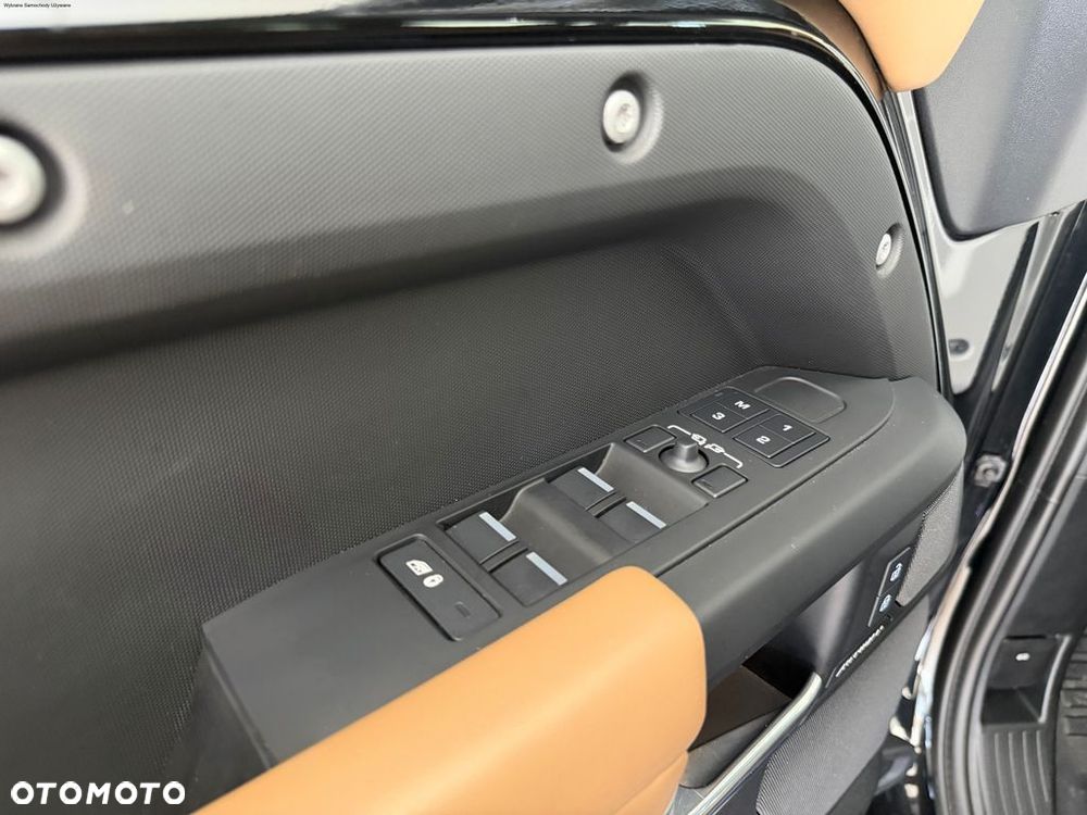 Land Rover Defender - 35