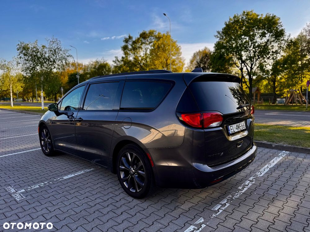 Chrysler Pacifica - 5