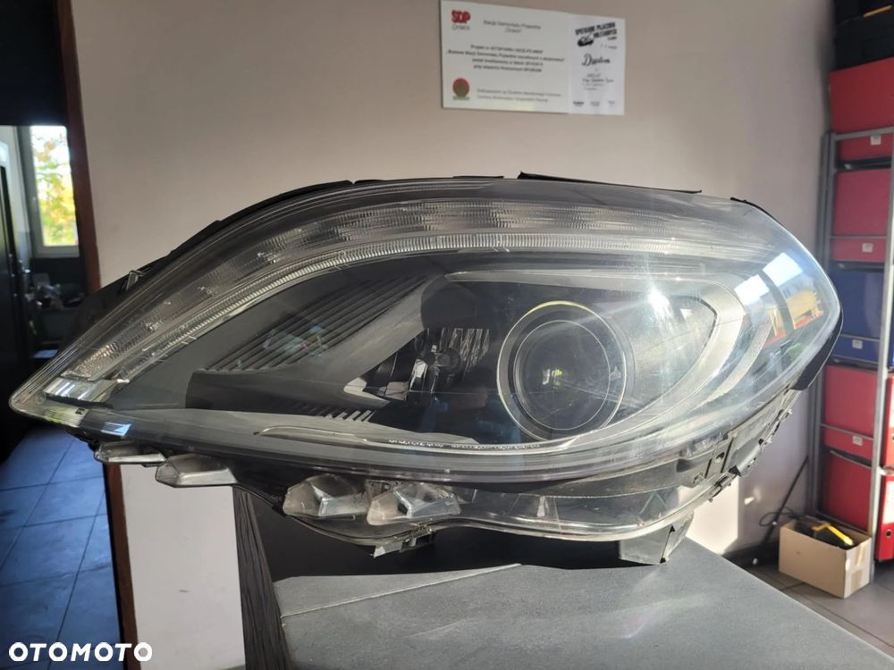 Lampa lewa przednia Mercedes w246 - 1