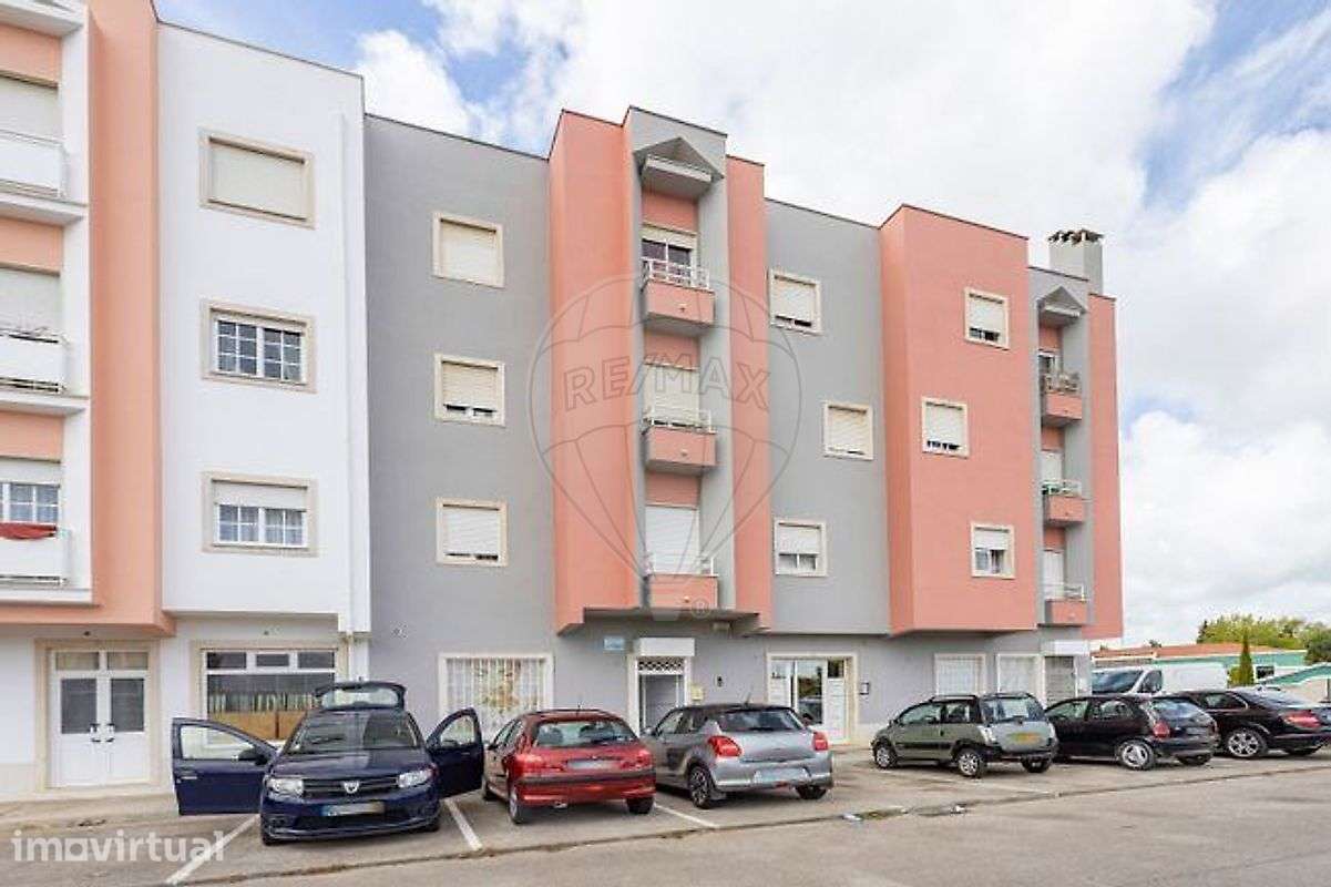 T2 com varanda - Quinta de Cima / Torre da Marinha - Grande imagem: 2/32