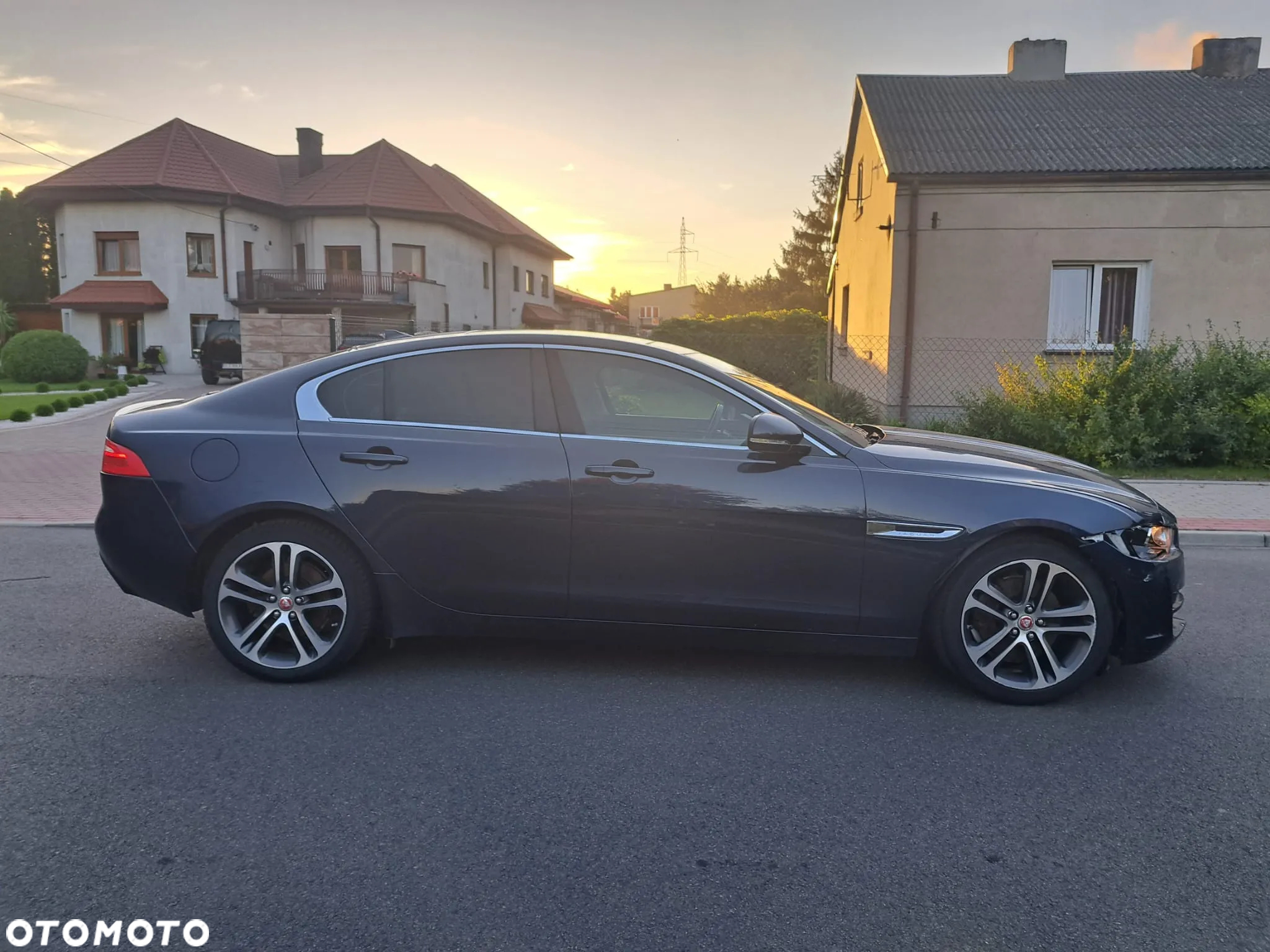 Jaguar XE 2.0 D Prestige - 4