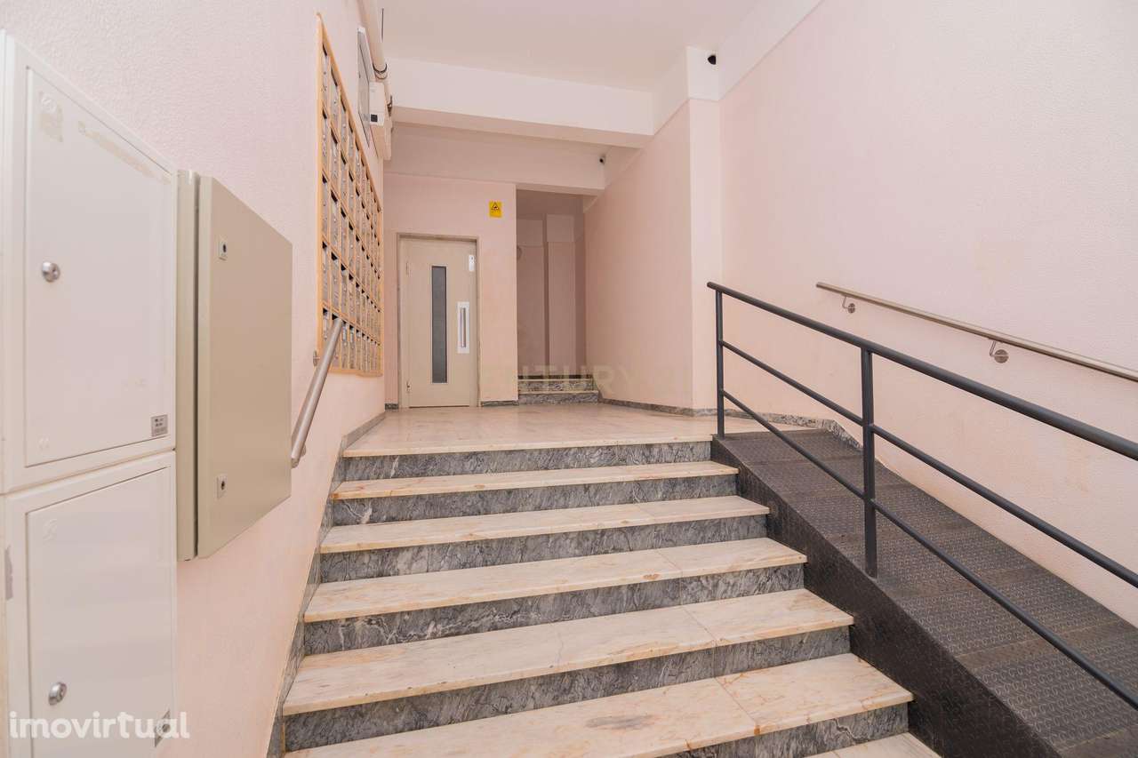 APARTAMENTO TOTALMENTE REMODELADO COM AMPLAS VARANDAS A PASSOS DA PRAI - Grande imagem: 3/24