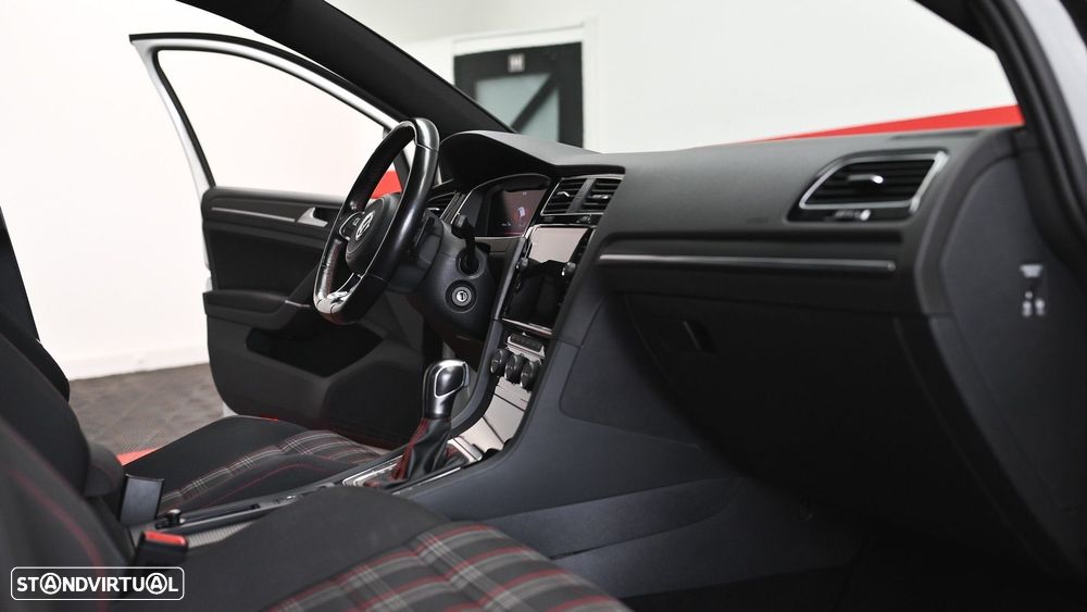VW Golf 2.0 TSI GTI DSG Performance - 41