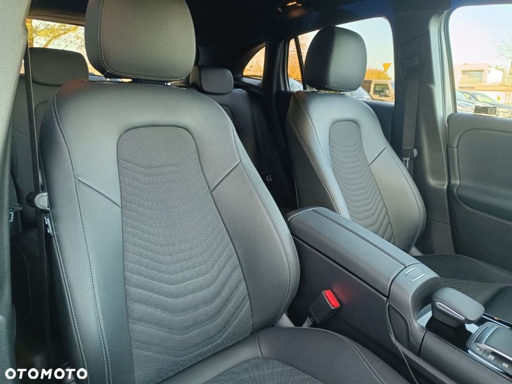 Mercedes-Benz GLA - 25