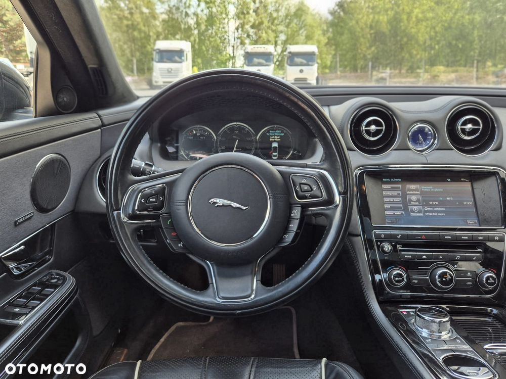 Jaguar XJ 3.0 T AWD LWB Portfolio - 14