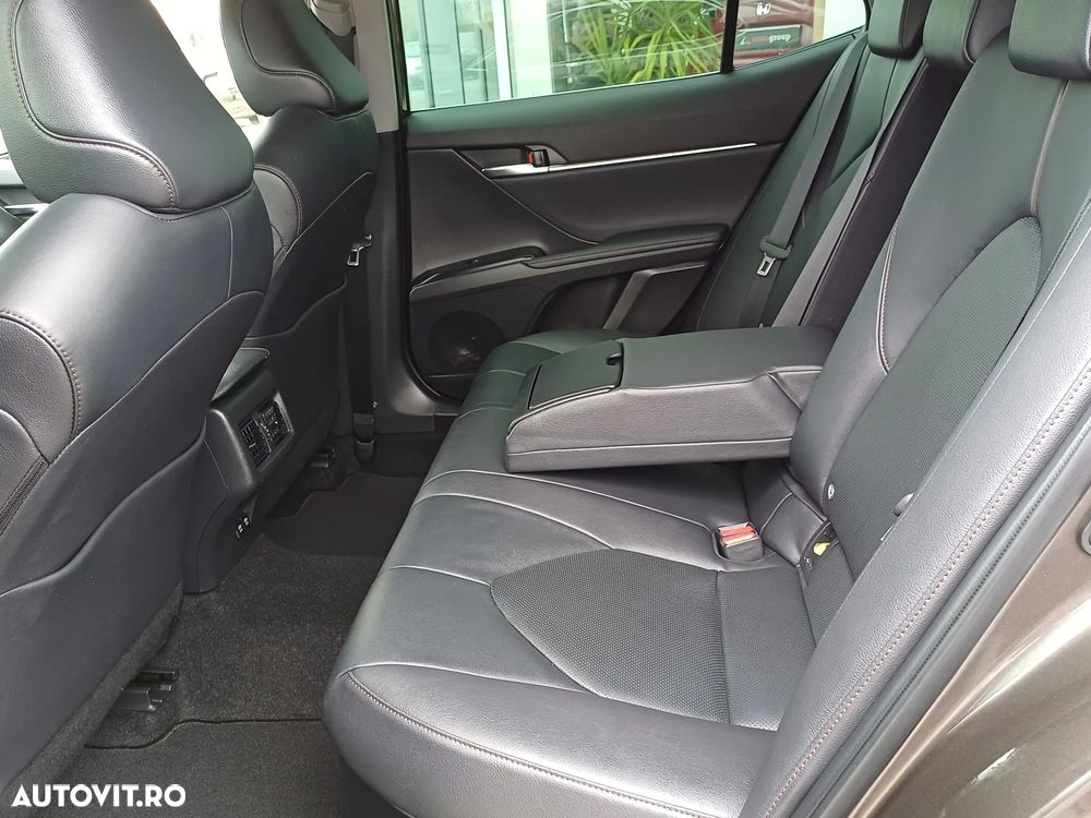 Toyota Camry 2.5 Hybrid Business - 12