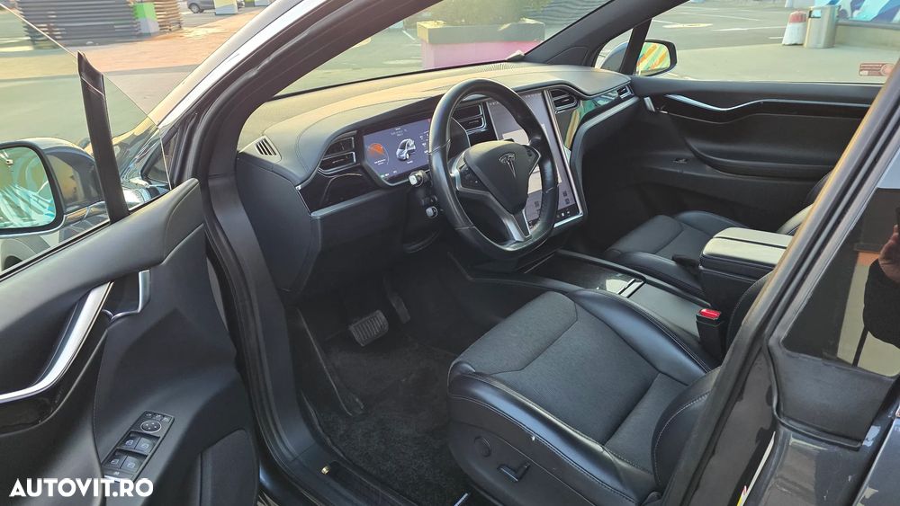 Tesla Model X - 10