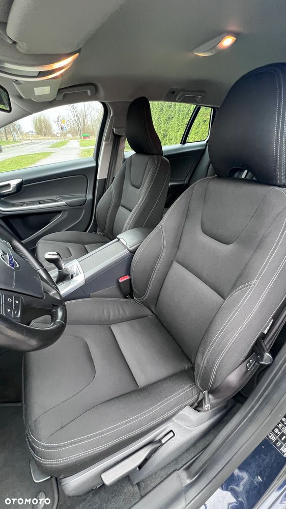 Volvo V60 D2 Momentum - 25