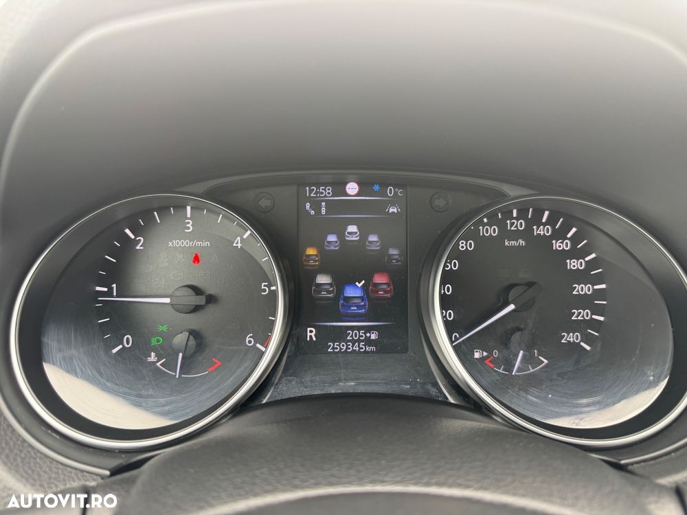 Nissan Qashqai 1.6 DCI Xtronic TEKNA+ - 32