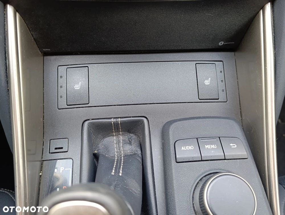 Lexus IS 300h Business Edition - 12