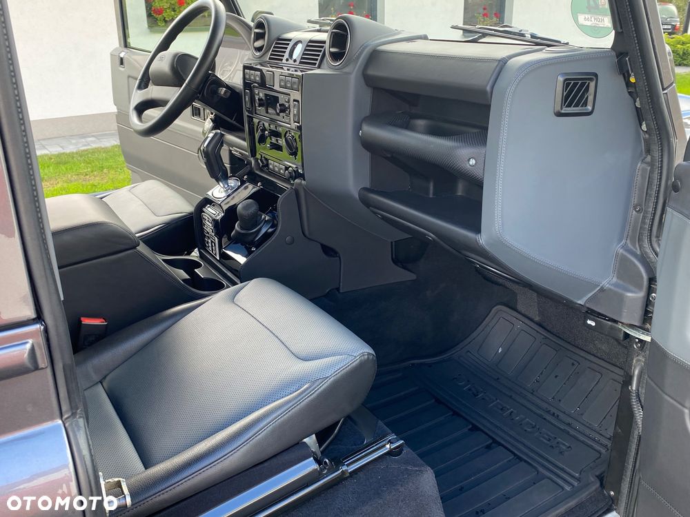 Land Rover Defender - 26