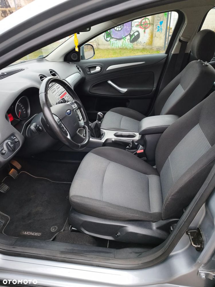 Ford Mondeo 2.0 Ghia - 10