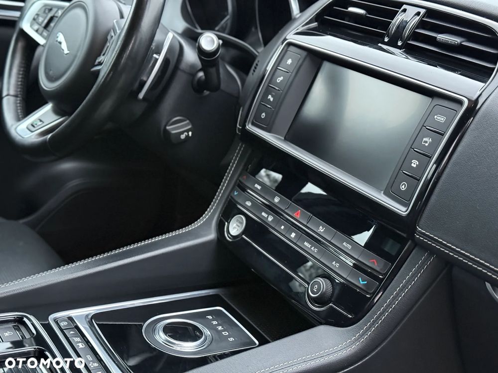 Jaguar F-Pace 20d AWD R-Sport - 29