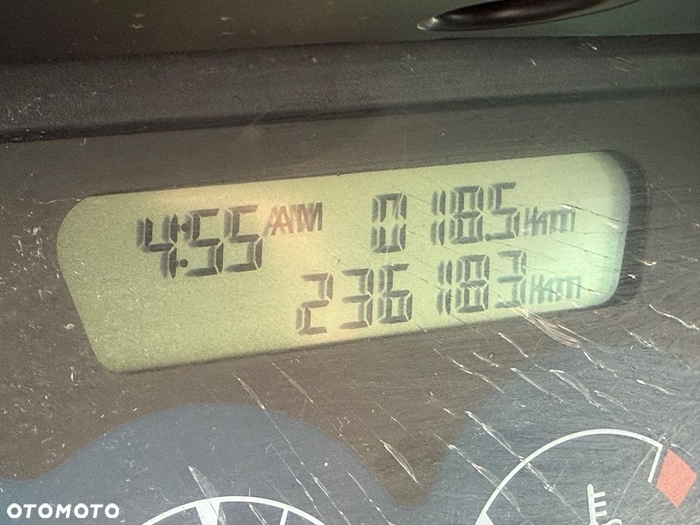 Nissan Terrano 2.7 TDi Luxury - 9