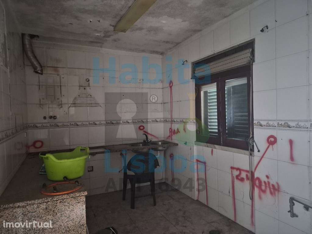 Moradia V2 para Venda em Vialonga - A Necessitar de Obras - Grande imagem: 4/16