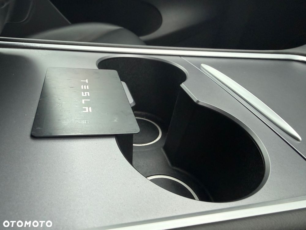 Tesla Model Y Long Range AWD - 35