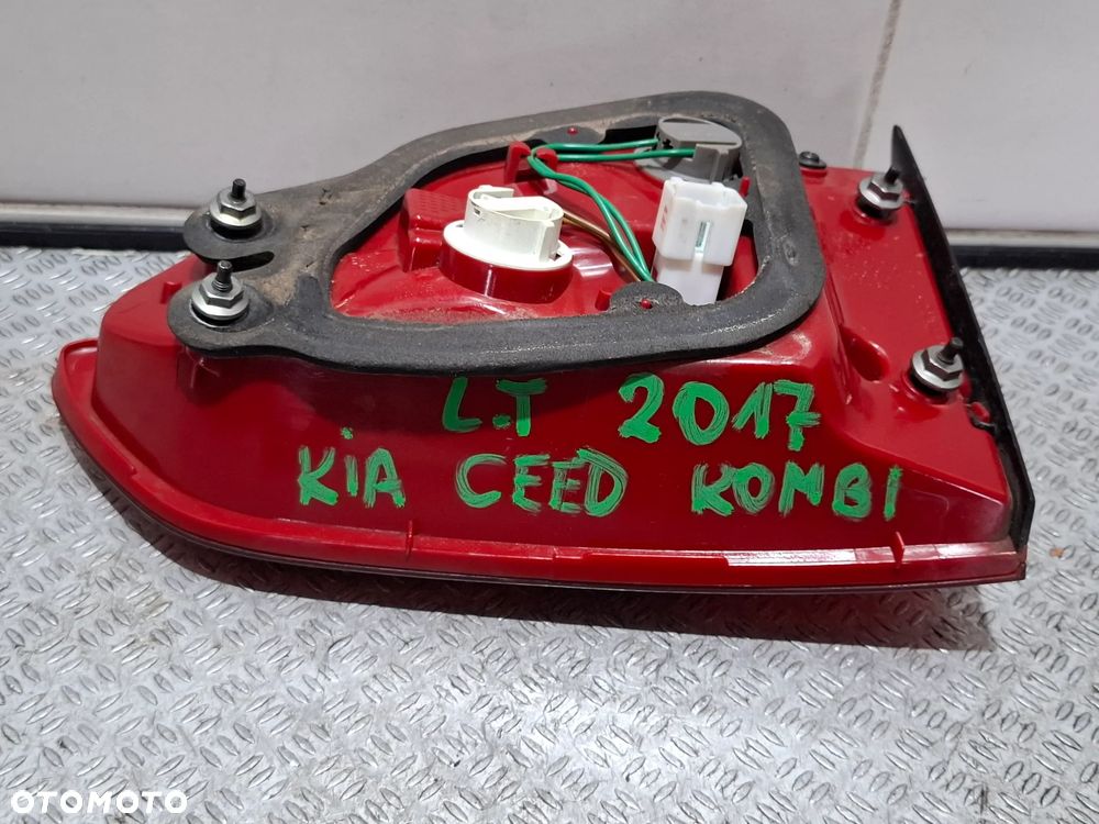 Lampa w kalpe bagażnika lewy tył Kia Ceed 2017 rok kombi nr 92403A23 - 2