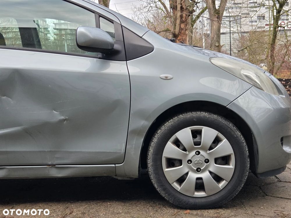 Toyota Yaris 1.3 - 6