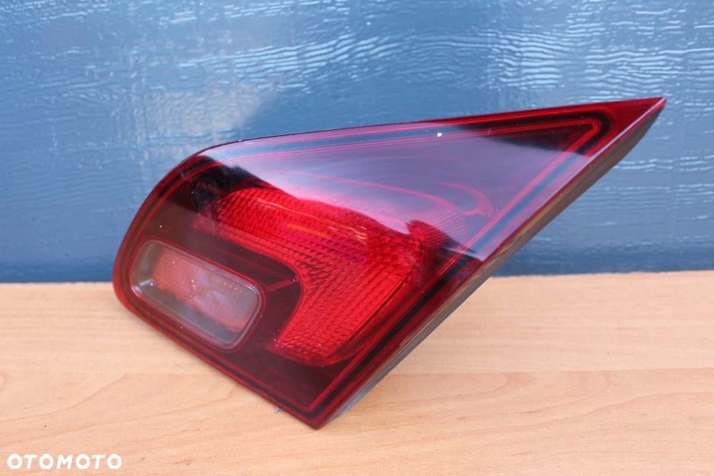 LAMPA PRAWY TYŁ W KLAPĘ OPEL ASTRA J HATCHBACK - 3