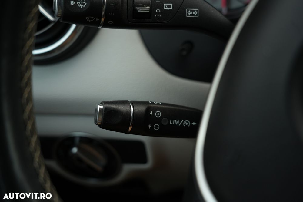 Mercedes-Benz GLA 220 d 4MATIC 7G-DCT - 10