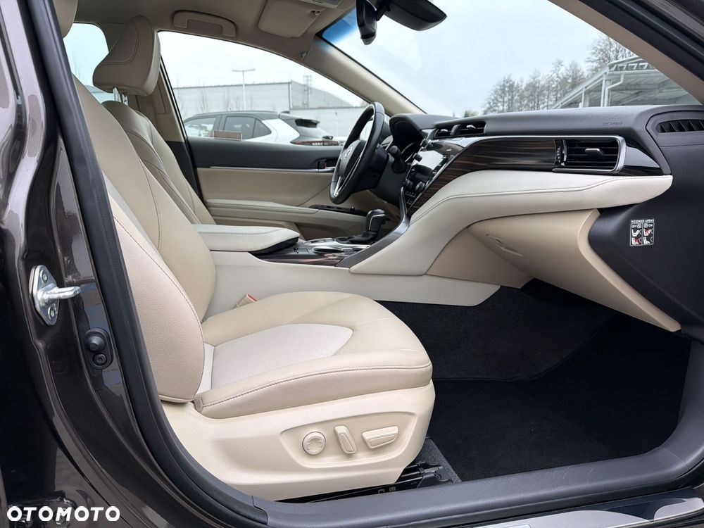 Toyota Camry 2.5 Hybrid Executive CVT - 8