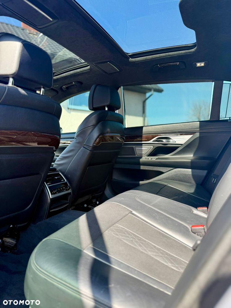 BMW Seria 7 750i xDrive - 14