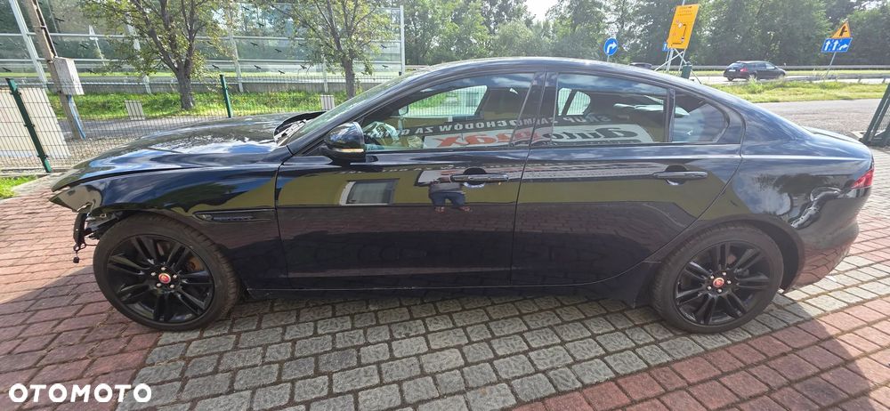 Jaguar XE 2.0 P300 AWD R-Dynamic Black - 4