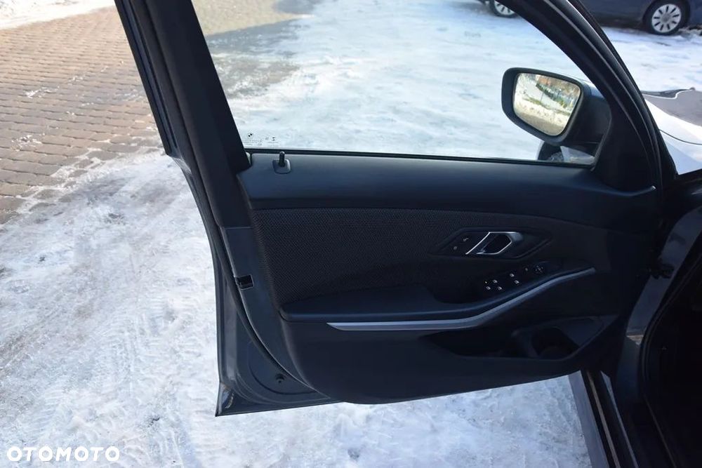 BMW Seria 3 318d Sport Line - 29