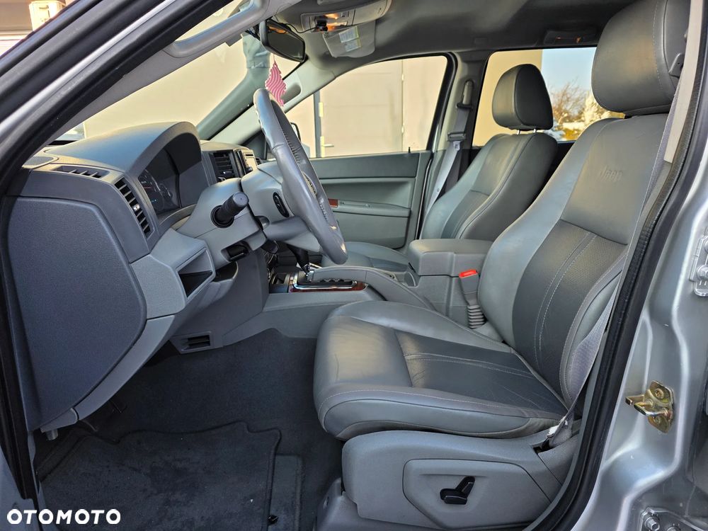 Jeep Grand Cherokee - 24