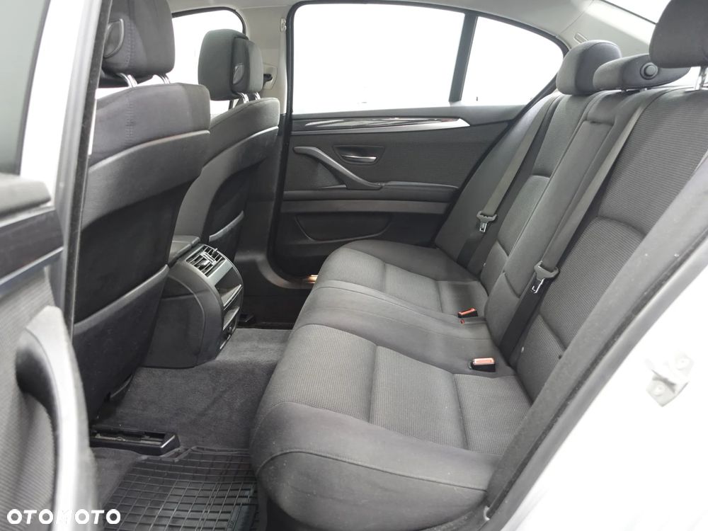 BMW Seria 5 528i - 22