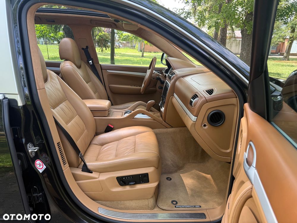 Porsche Cayenne Turbo S - 36