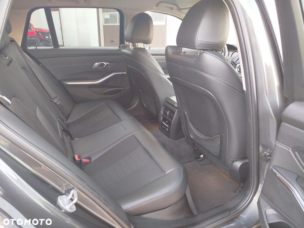 BMW Seria 3 318d Sport Line - 12