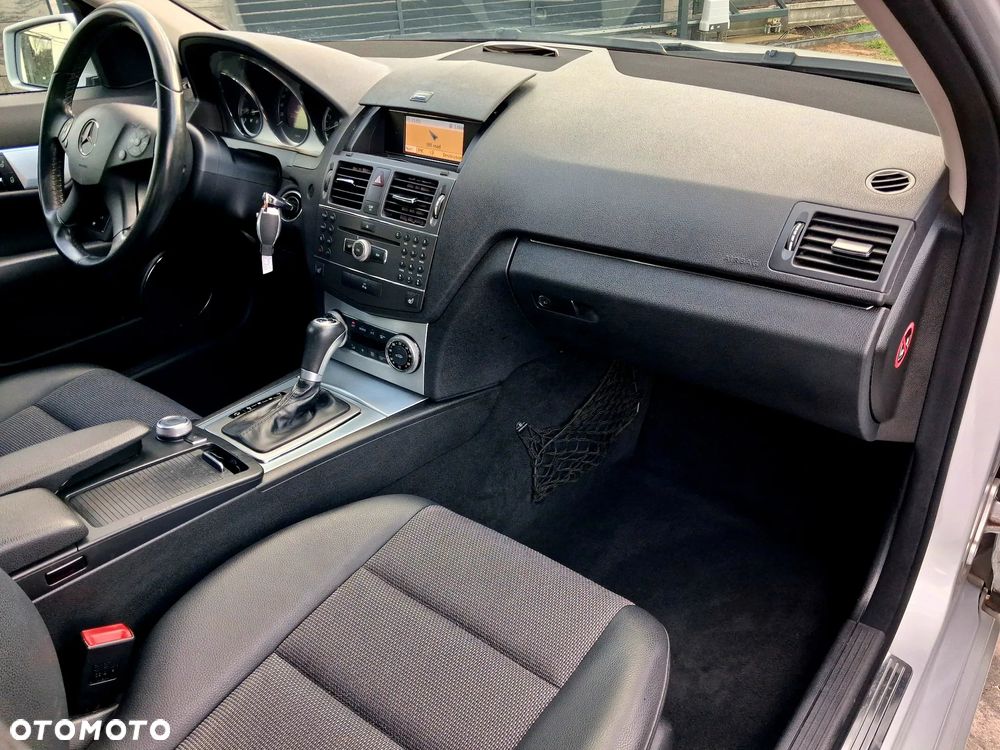 Mercedes-Benz Klasa C 180 CGI Automatik BlueEFFICIENCY Elegance - 37