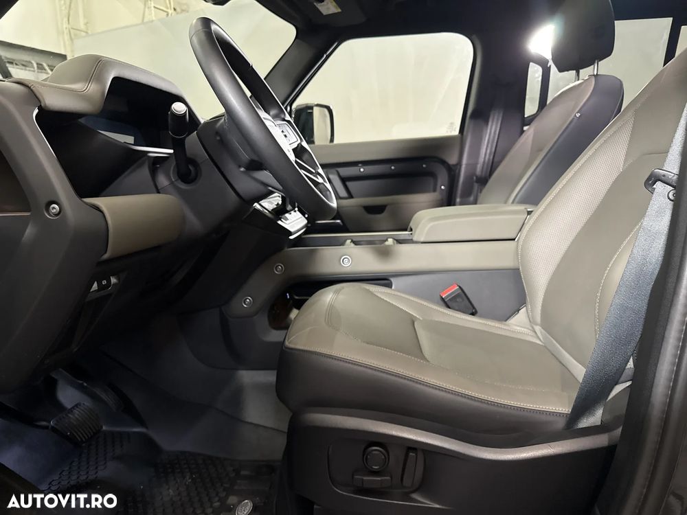 Land Rover Defender - 24