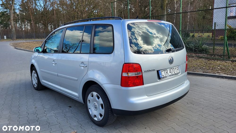 Volkswagen Touran 1.6 FSI Highline - 3