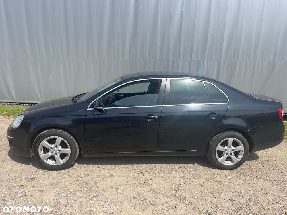 Volkswagen Jetta - 1