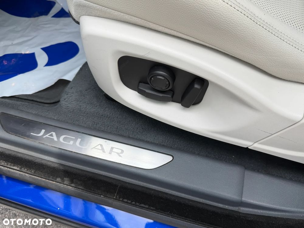 Jaguar E-Pace 2.0 i4P AWD SE - 11