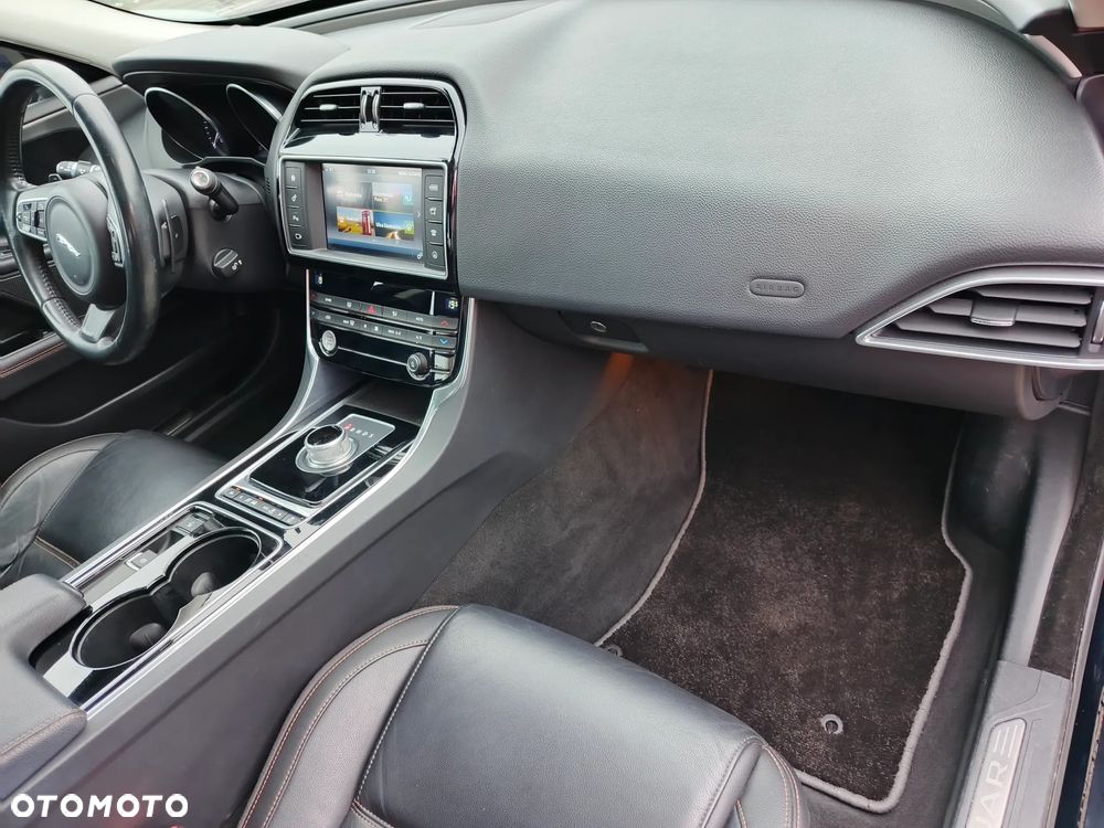 Jaguar XE 2.0 D Prestige - 14