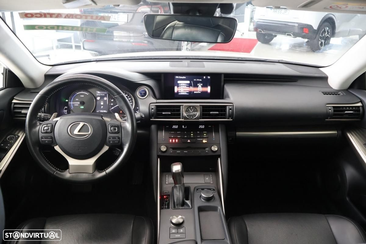 Lexus IS 300H - 39