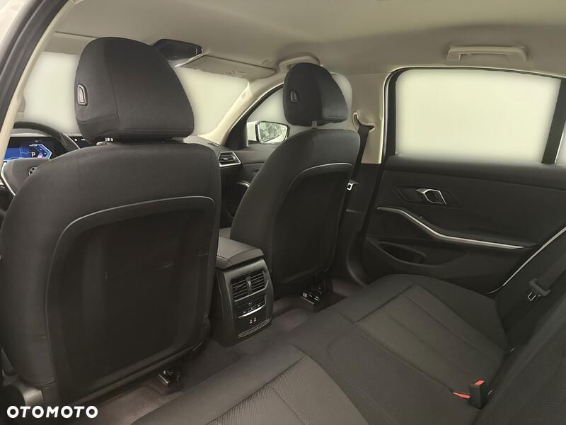 BMW Seria 3 318i - 18