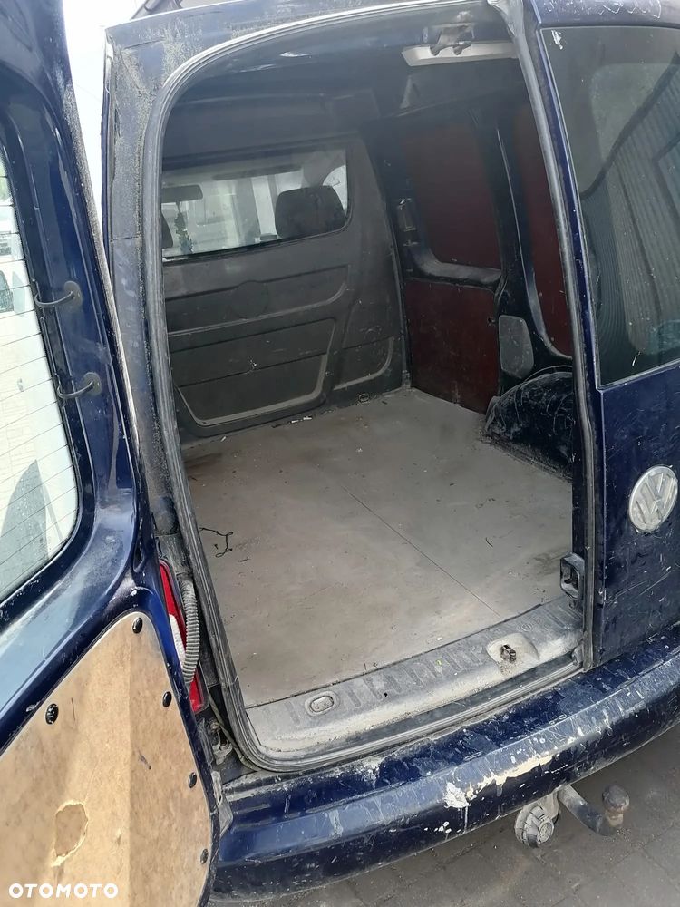 Volkswagen Caddy III (03-10r.) 1.9D 104KM. Silnik BJB Skrzynia GQR lakier LD5Q  D5Q.Cały na części.GWARANCJA !!! Przód Tył Zestaw Komplet Drzwi Klapa Zderzak Błotnik Maska Grill Atrapa Szyba Pas Lampa Lusterko Boczki Fotel Kanapa Kokpit Deska Rozdzielcza Przełącznik Włącznik Sterownik Przewody Wiązka Instalacja Moduł Komputer Czujnik Listwa Pompa Alternator Wtryski Głowica Rozrusznik Kompresor Sprzęgło Dwumas Silnik Skrzynia ABS Klimatyzacji Paliwa Wspomagania Kolektor Turbina Przepustnica Zawór Chłodnica Koło Hak Belka Sanki Zawieszenie Mcpherson Półoś Amortyzator Wydech Tłumik Zacisk Most - 6