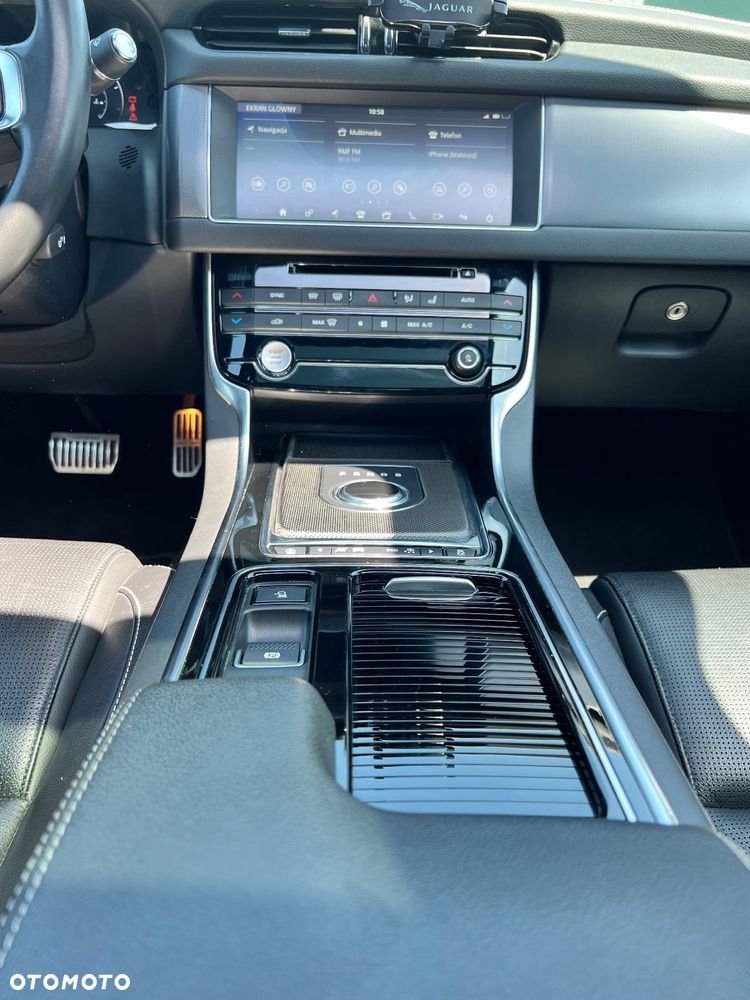 Jaguar XF 2.0 T AWD R-Sport - 14