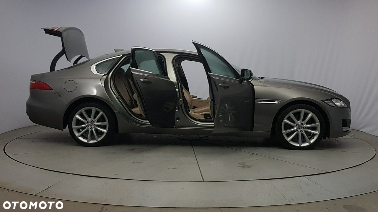 Jaguar XF - 12