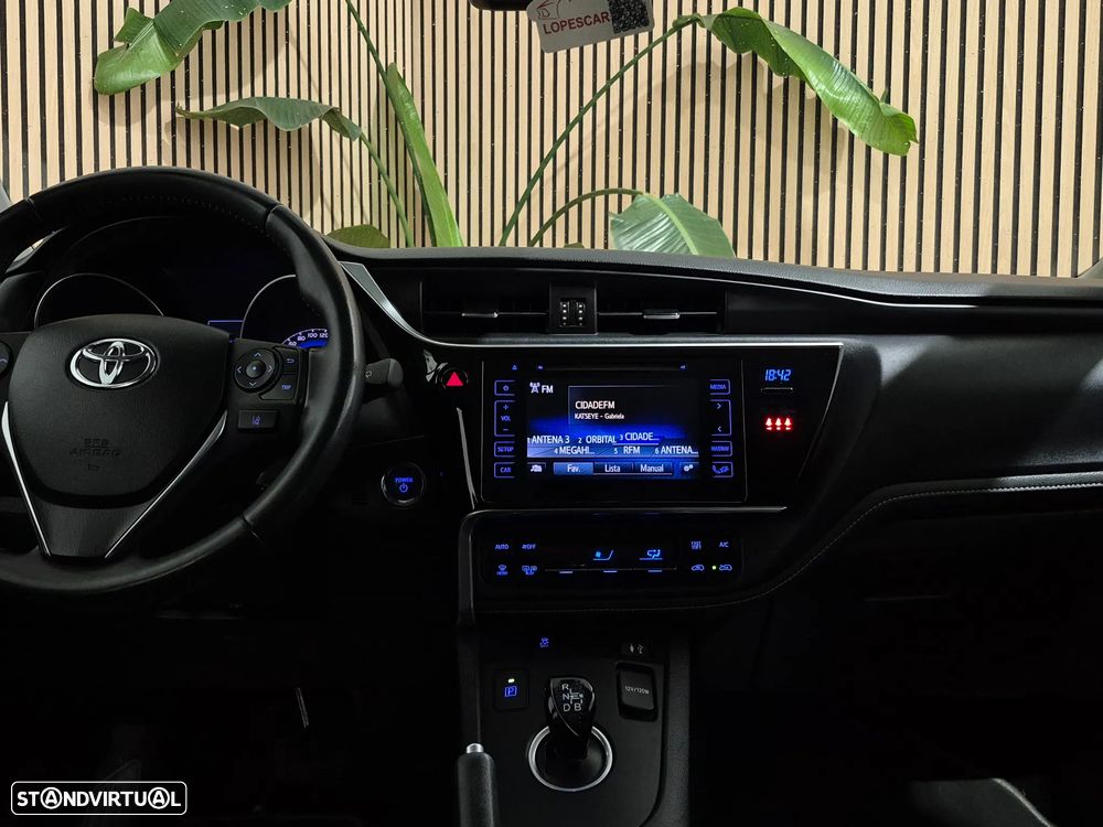 Toyota Auris Touring Sports 1.8 HSD Comfort +P.Techno+P.Sport - 11