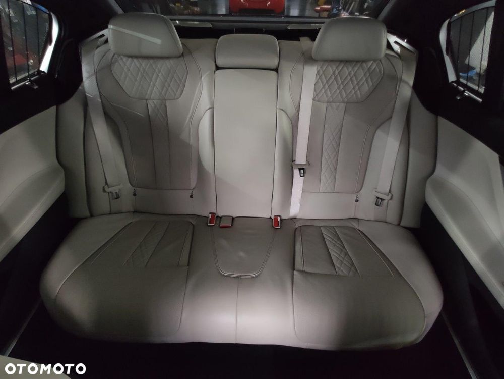 BMW Seria 7 750i - 21