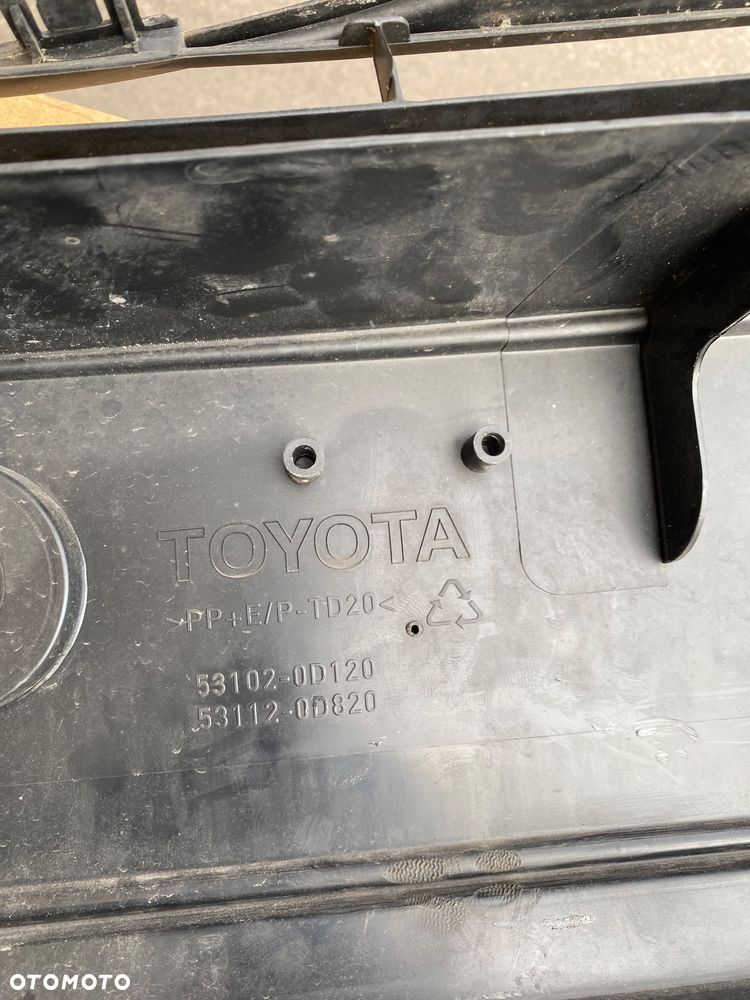 TOYOTA YARIS 3 III Lift 17-  krata środkowa ZDERZAKA przedniego ATRAPA PRZEDNIA grill  KRATKA W ZDERZAK  przedni wlot powietrza przód 53102-0D120  53112-0D820  6319-A291 - 9